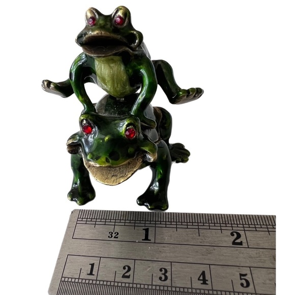 Welforth Hopping Frogs Pewter Trinket Box, Enamel with Red Crystal Eyes, 2" Tall - Picture 6 of 6